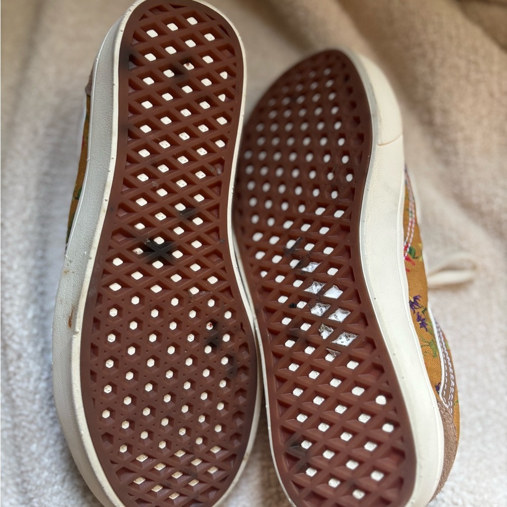 Vans ComfyCush Old Skool shoes in the Fatal Floral Golden Brown colorway - Picture 6 of 8